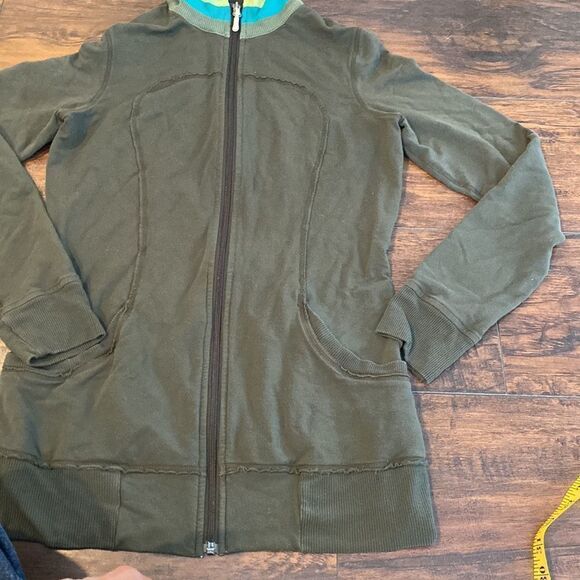 Lululemon Army Green zip up sweatshirt size 6 no size tag check pics GUC - Picture 3 of 10